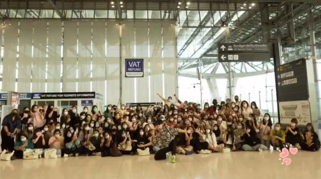 Portrait of Win Metawin at the Airport Before Flying to Milan for the Prada Event, Take Photos with Hundreds of Fans who Accompany