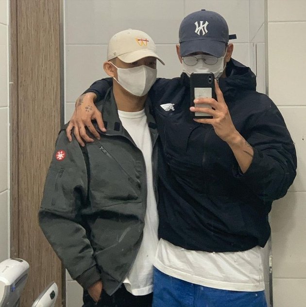 Portrait of Yoo Ah In with the Man Rumored to be His Lover, Often Lovestagram?
