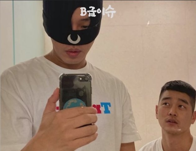 Portrait of Yoo Ah In with the Man Rumored to be His Lover, Often Lovestagram?