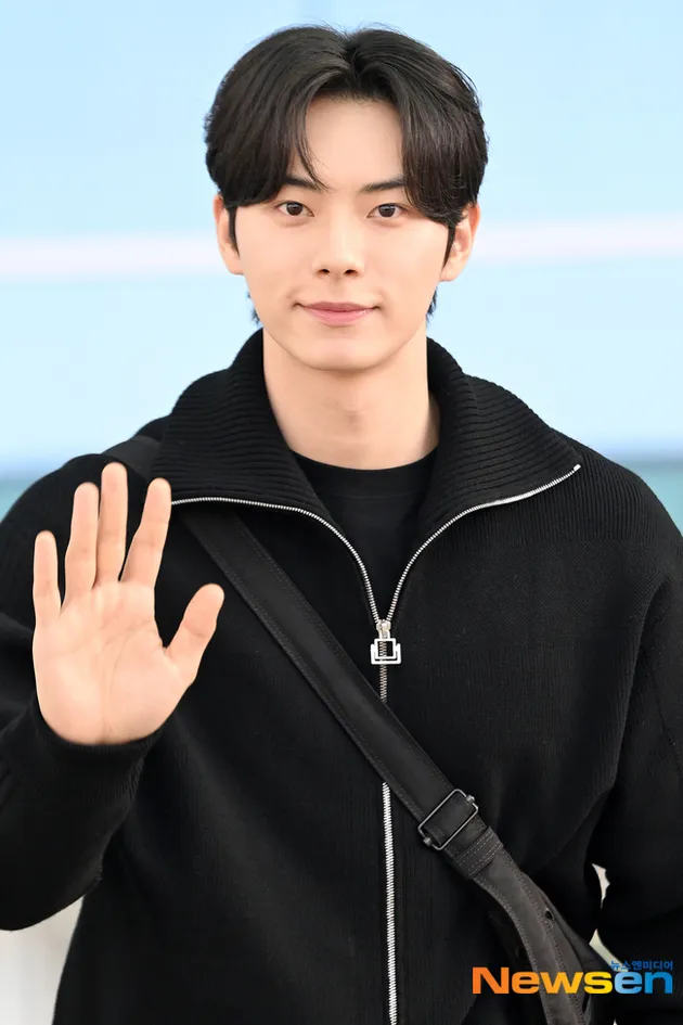 Lee Chae Min lambaikan tangan