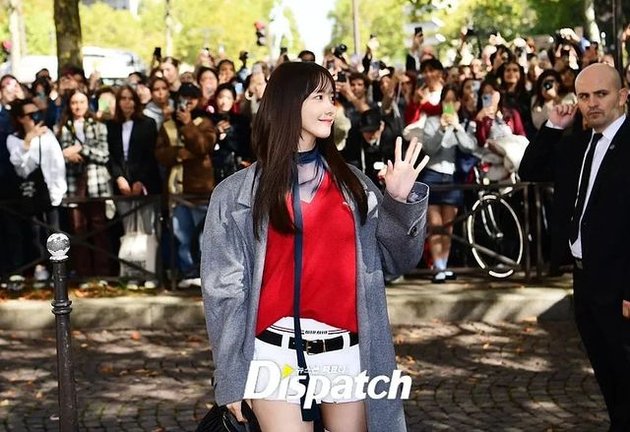 Portrait of Yoona Girls Generation at Paris Fashion Week, Looking Cuter with Long Bangs Returning to the 'Mr.Mr.' Era