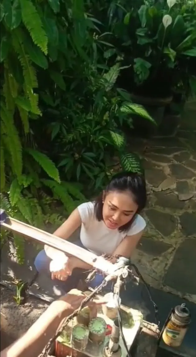 Potret Yuni Shara Beli Kue Putu Gerobakan