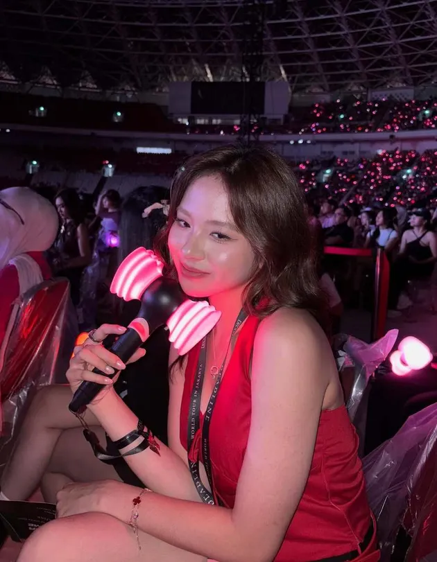 Tatanan rambutnya menghasilkan look modern