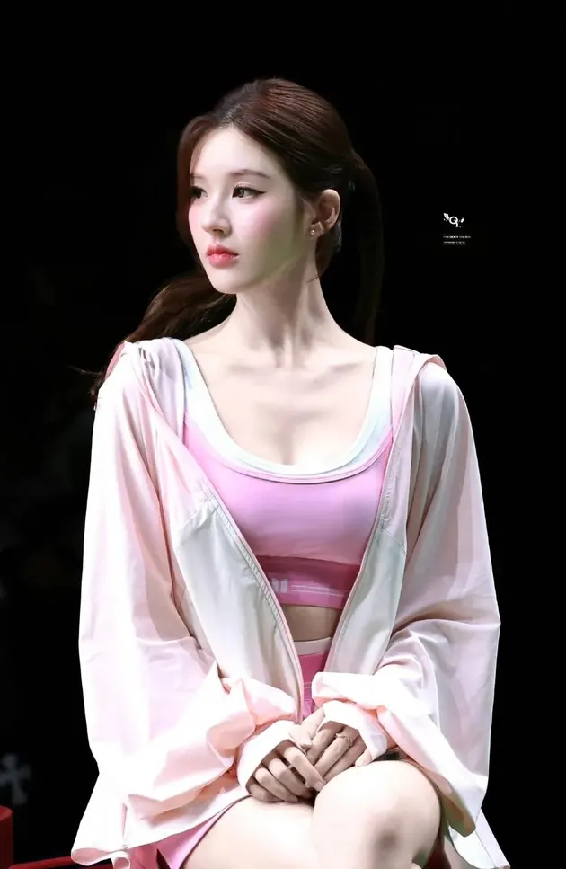 Zhao Lusi di Event Shanghai Fashion Week 2026