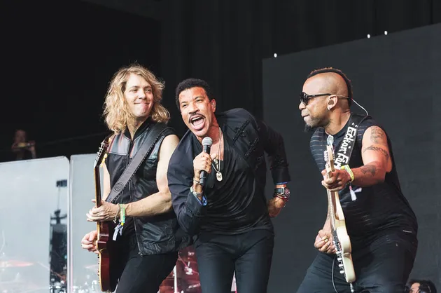 Jika tahun lalu Lionel Richie berhasil merebut perhatian ribuan pengunjung Glastonbury, maka tahun ini ia berhasil melakukannya lagi.