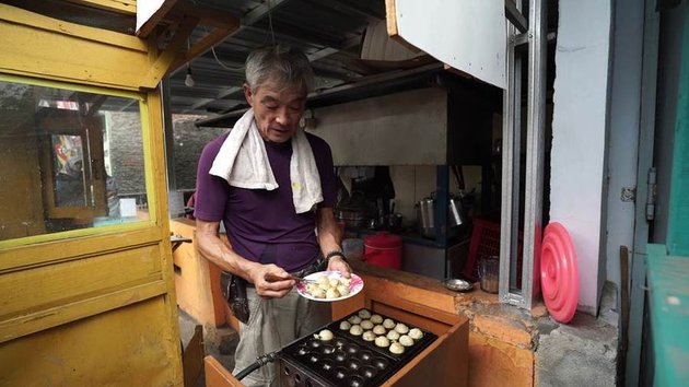 This Japanese Man Might Be the First to Sell Takoyaki in Indonesia, It's Cheap!