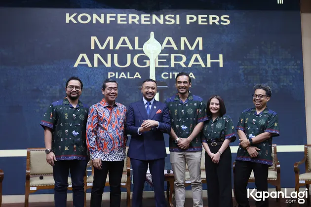 Prilly Latuconsina Foto Bersama