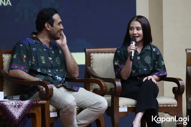 Prilly Latuconsina Pegang Mic