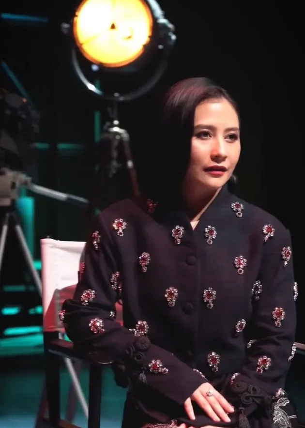 Prilly Latuconsina Cantik Pakai Batik di Malam Nominasi FFI 2025