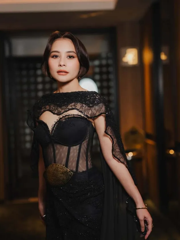 Prilly Latuconsina Tampil Anggun di Gala Premiere Film Danur