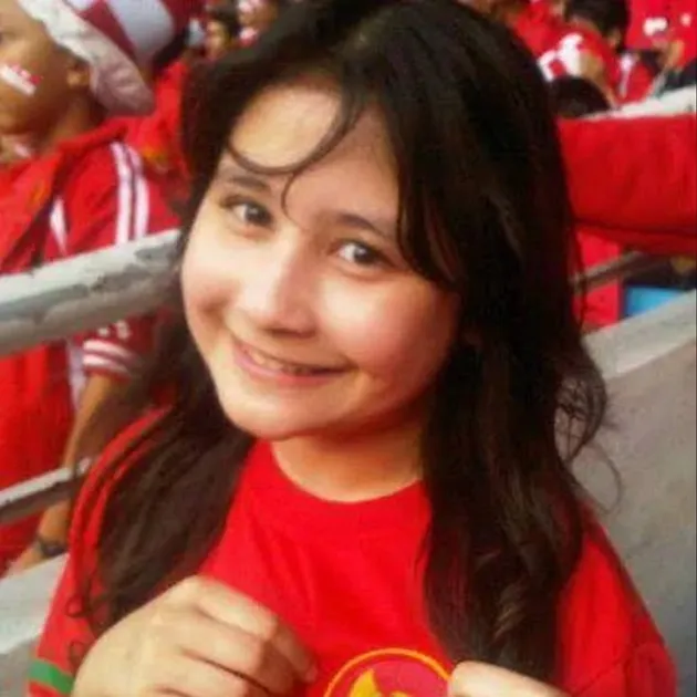 Prilly Latuconsina pakai baju merah