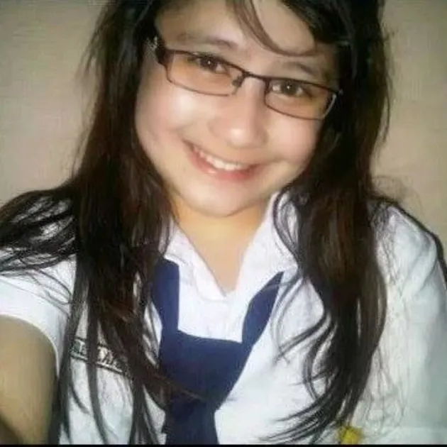 Prilly Latuconsina pakai seragam SMP
