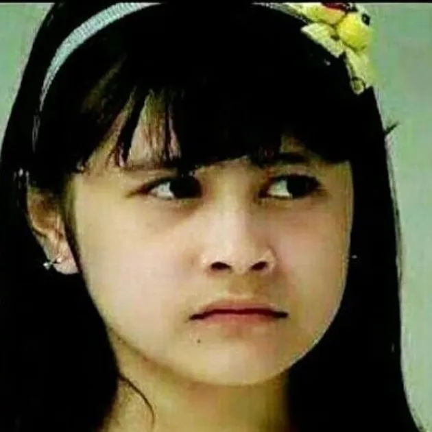 Prilly Latuconsina berponi pakai bando