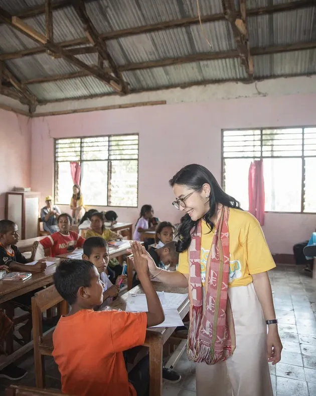 Prilly Latuconsina mengajar anak-anak di NTT