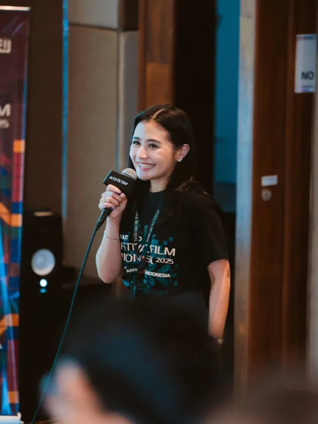 Prilly Latuconsina pakai kaus hitam