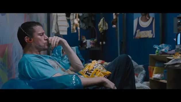 Channing Tatum Ngemil permen cokelat