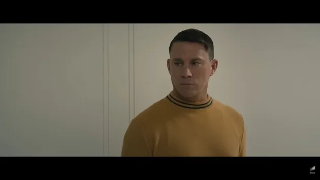 Channing Tatum pakai kaus kuning