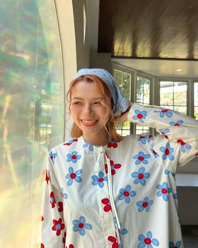 Becky Armstrong Tampil dengan Outfit Gemas