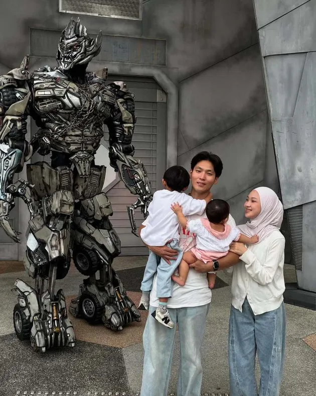 Julia Prastini bersama suami dan anak