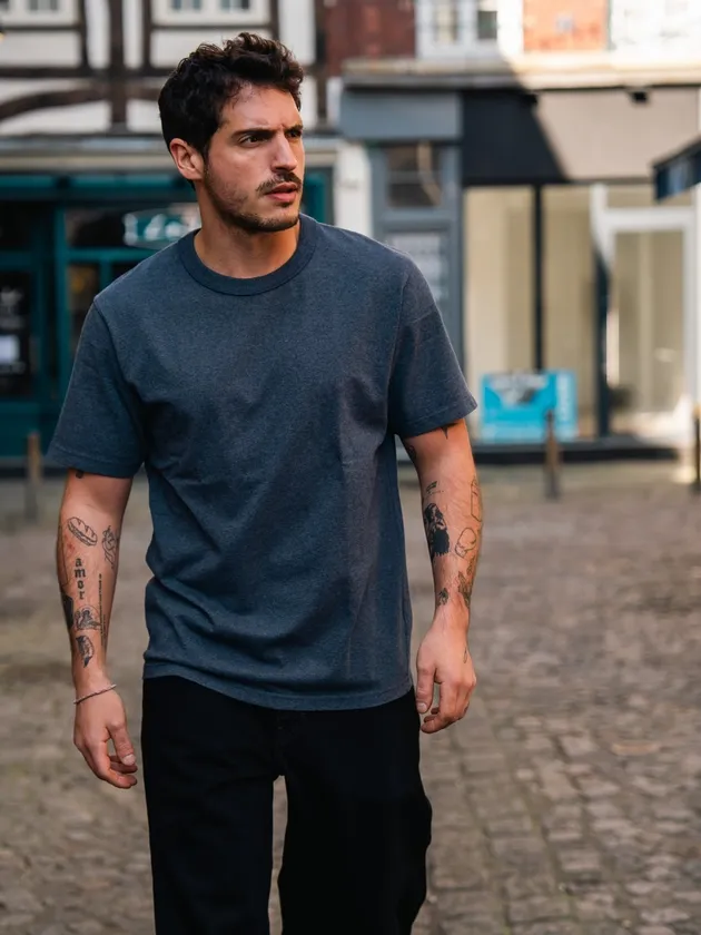 Mathis Molinie pakai T-shirt