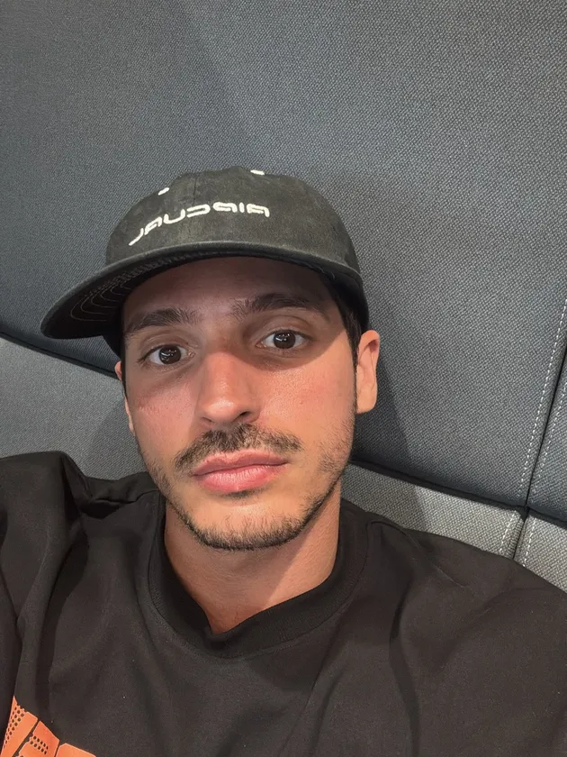 Mathis Molinie pakai topi