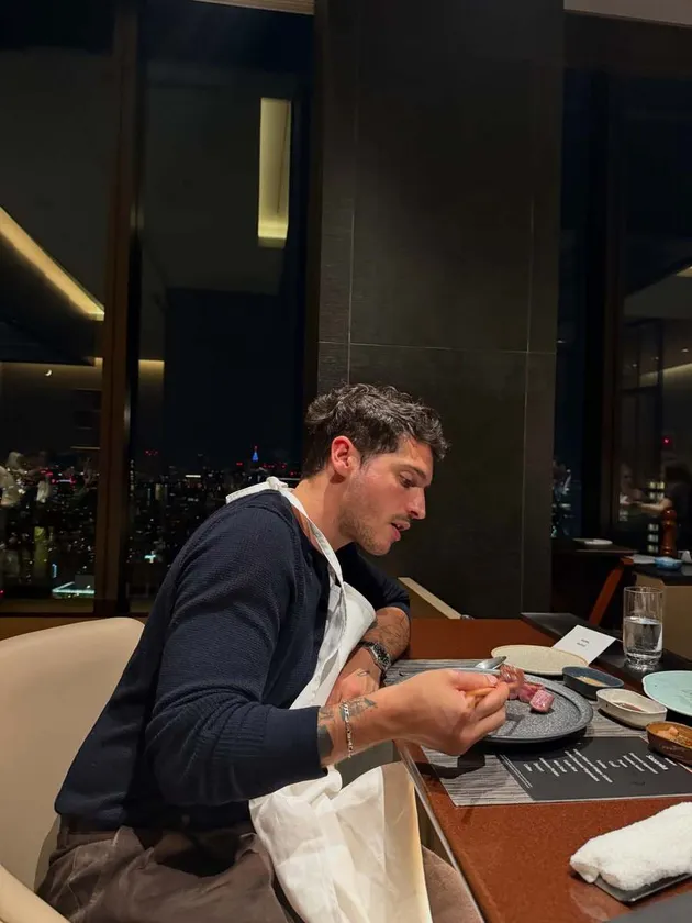 Mathis Molinie melukis di hotel