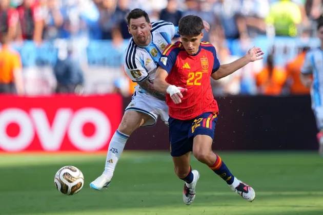 Pau Cubarsi berduel dengan Lionel Messi di final Piala Dunia 2026