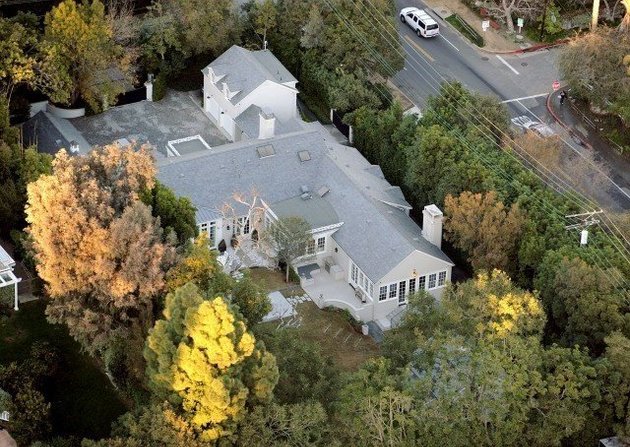 Yang pertama adalah Chris Martin dan Gwyneth Paltrow. Rumah yang dibeli pada tahun 2012 di California ini mencapai harga US$ 10,45 juta atau sekitar Rp 140 miliar.