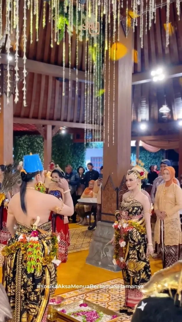 Aksa Uyun dan Yosika saling melempar sirih