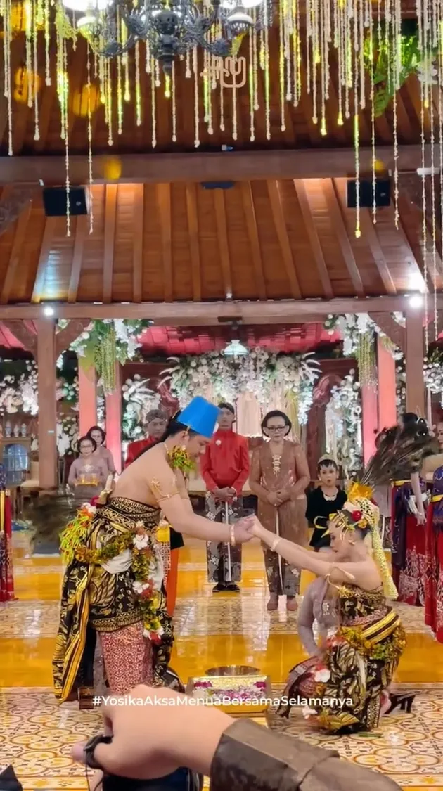 Aksa Uyun bantu Yosika kembali berdiri