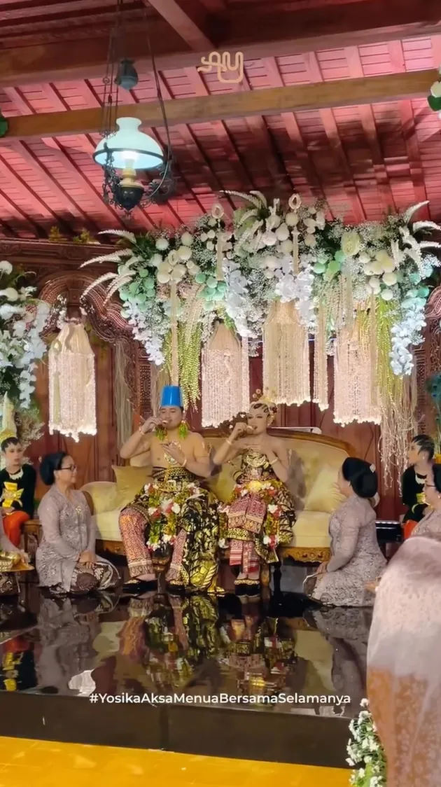 Aksa Uyun dan Yosika minum di pelaminan