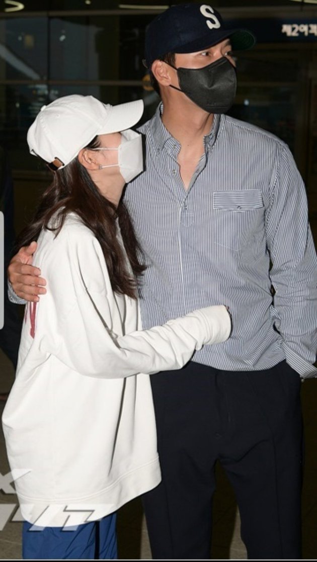Returning from Honeymoon, Here's a Photo of Hyun Bin and Son Ye Jin Showing Affection in Front of Media at the Airport