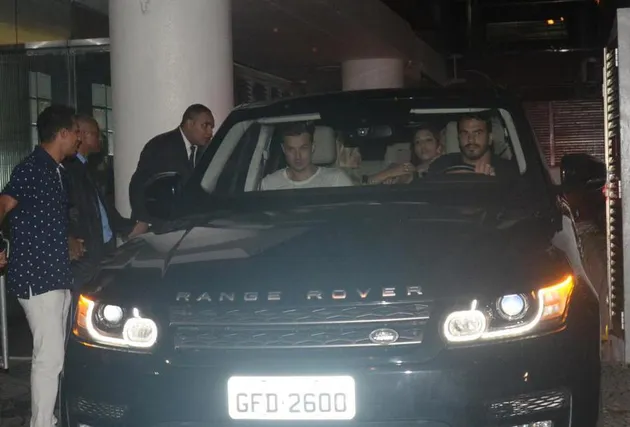 Justin Bieber Mesra Dengan Wanita Cantik