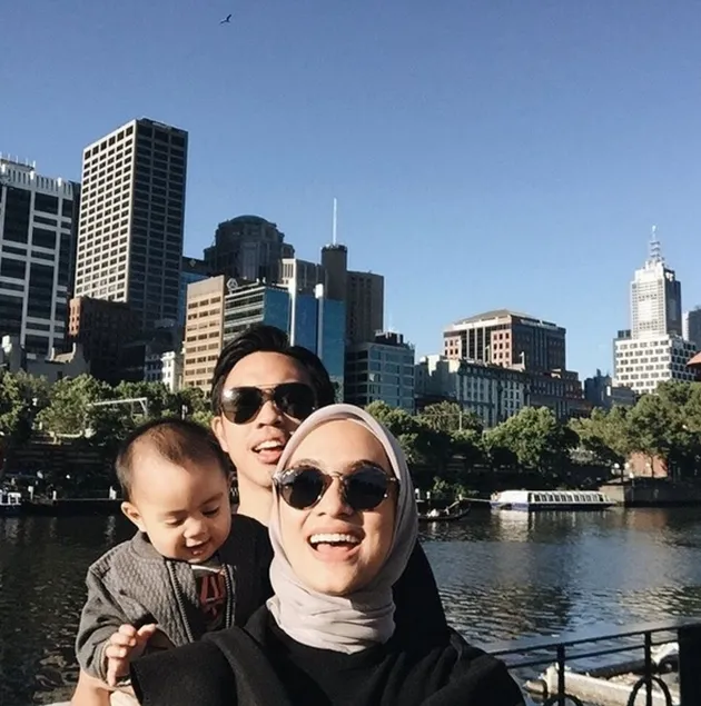 Pasangan muda dengan satu anak 