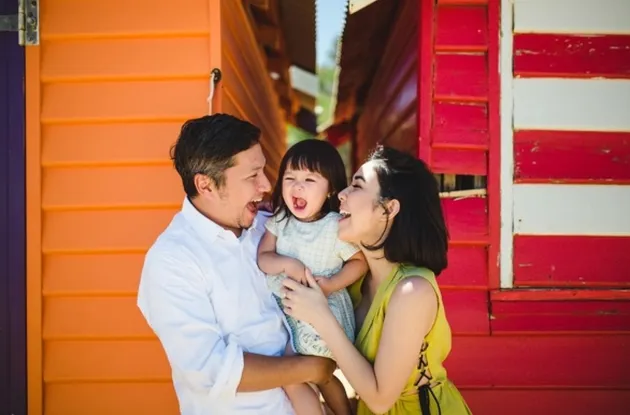 Pasangan muda dengan satu anak 