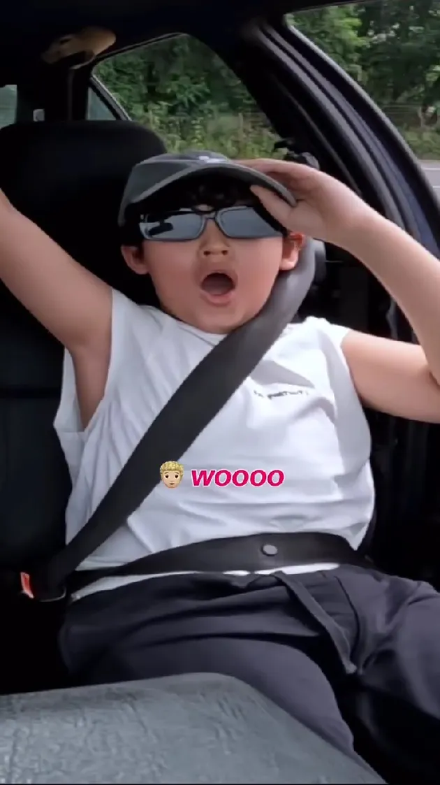 Potret Anak Sissy Prescillia Naik Mobil Balap Pertama Kali