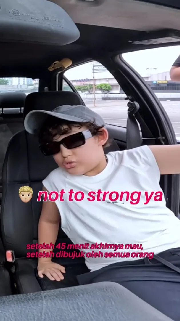 Potret Anak Sissy Prescillia Naik Mobil Balap Pertama Kali