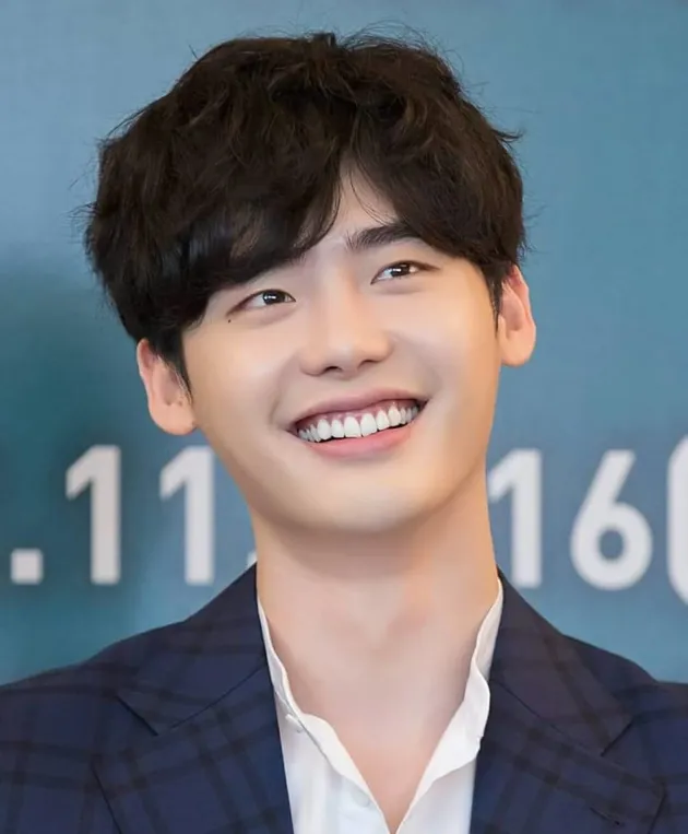 Lee Jong Suk bukan hanya aktor dengan akting jaminan mutu. Selain itu dia juga ganteng dan lihatlah senyumnya, manis kan?