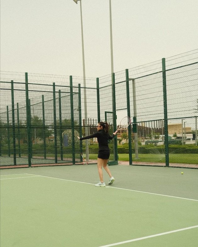 Having a Hobby in Sports, 8 Portraits of Azizah Salsha Playing Tennis with Her Husband in Qatar