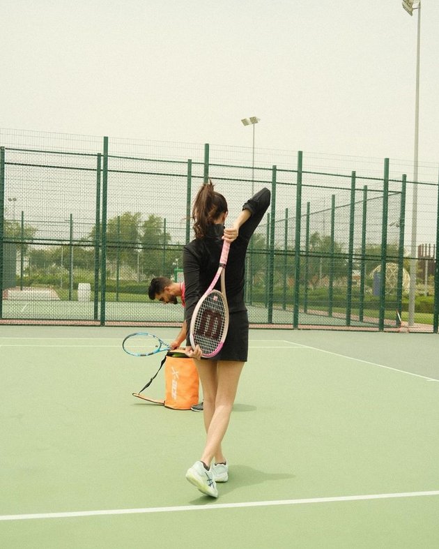 Having a Hobby in Sports, 8 Portraits of Azizah Salsha Playing Tennis with Her Husband in Qatar