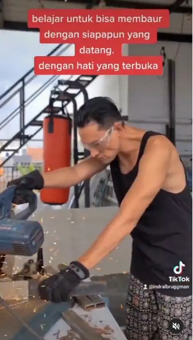 Potret Indra Bruggman tukang