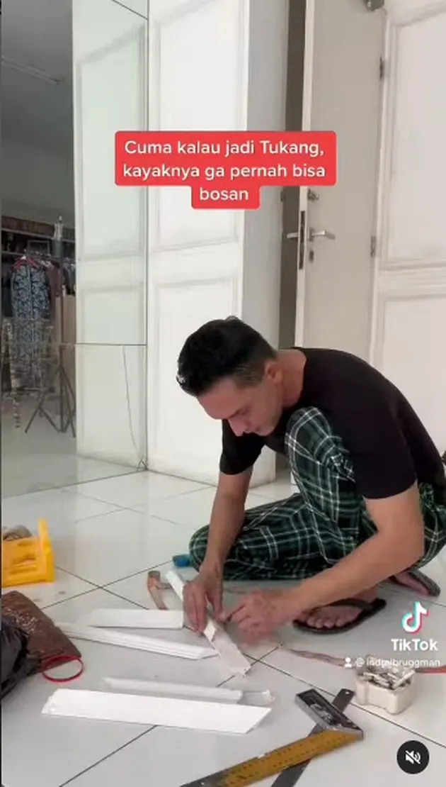 Potret Indra Bruggman tukang