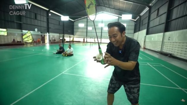 Denny Cagur kerap bermain badminton bareng keluarga dan karyawannya, bahkan pernah diuji melalui pertandingan dengan juara Sea Games 2013, Bellaetrix Manuputty. Sayang kang Denny kalah.