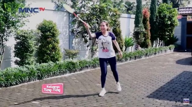 Ayu Ting Ting juga hobi main badminton bareng keluarga. Bahkan kerap bertanding melawan Ayah Rojak saat sedang berlibur ke villa. 