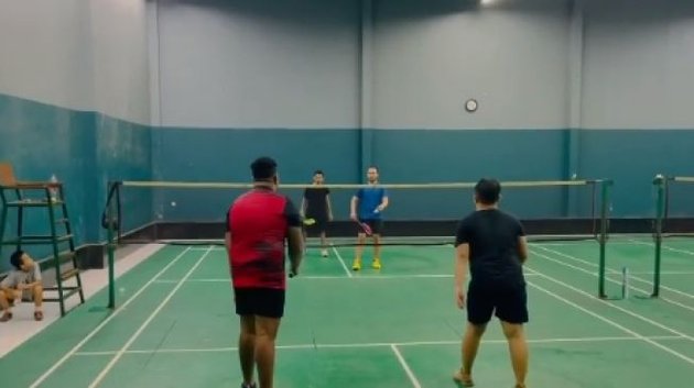 Andmesh Kamaleng bisa dibilang handal dalam bermain badminton. Hal itu dibuktikan dari cara Andmesh mengecoh lawannya saat bertanding ganda putra.
