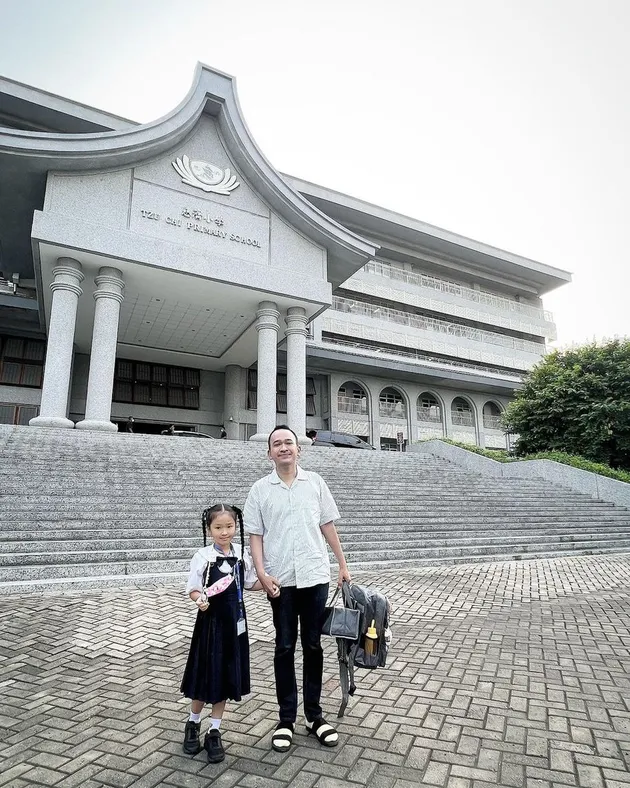 Seleb artis antar jemput anak sekolah 
