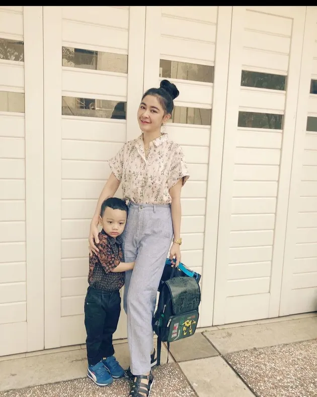 Seleb artis antar jemput anak sekolah 