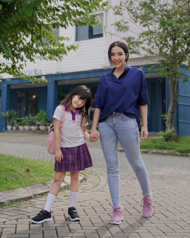 Seleb artis antar jemput anak sekolah 