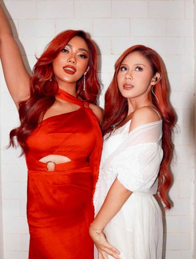 Having ex-boyfriend the same, 8 Photos of Nadin Amizah and Marion Jola Shake the Duet Stage Together - Netizens: Duo Cegil!