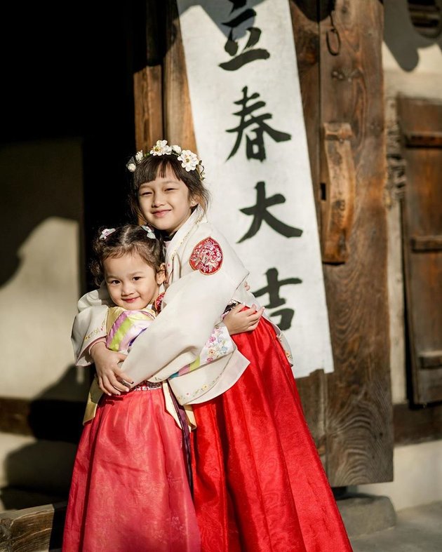 Having Different Hair Types, 9 Compact Portraits of Elea and Sheva, Ussy Sulistiawaty's Beautiful Daughters Who Resemble Korean Dolls